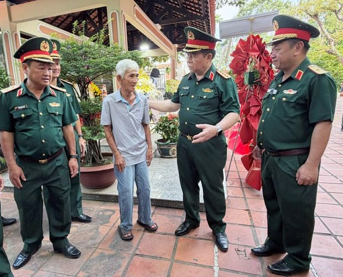 Đại tướng Nguyễn Trọng Nghĩa thăm hỏi nhân chứng hỗ trợ công tác tìm kiếm hài cốt liệt sĩ