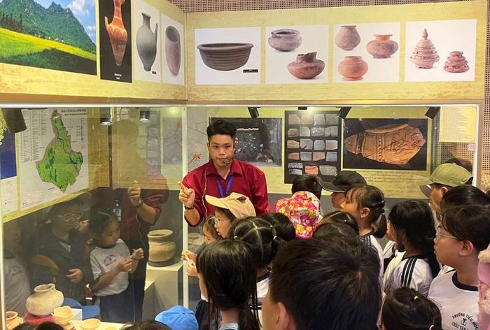 Ban Quản lý Di tích Văn hóa Óc Eo tỉnh An Giang đang đẩy mạnh công tác tuyên truyền, giáo dục di sản cho học sinh, sinh viên
