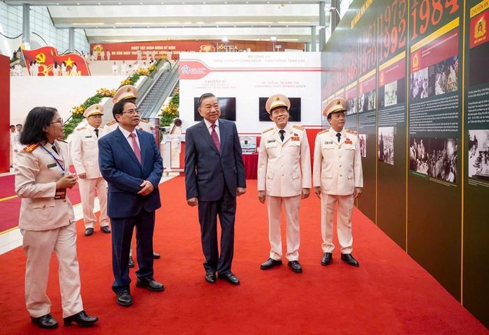 Tổng Bí thư, Chủ tịch nước Tô Lâm và các đại biểu tham quan Triển lãm 80 năm xây dựng, chiến đấu và trưởng thành của lực lượng An ninh nhân dân anh hùng