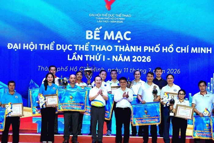 Ban tổ chức trao thưởng cho các đoàn đạt thành tích xuất sắc tại Đại hội