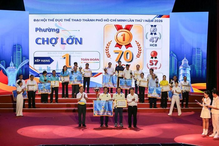 Ban tổ chức trao giải nhất toàn đoàn cho đơn vị phường Chợ Lớn