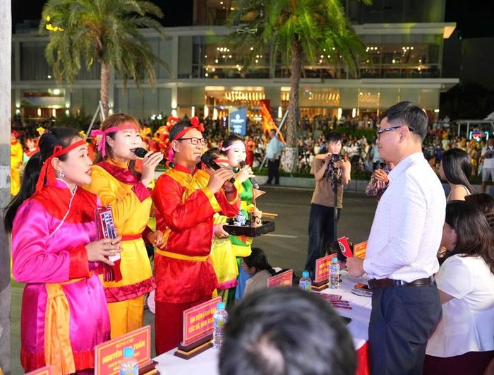 Người dân và du khách được trải nghiệm nghệ thuật bài chòi dân gian