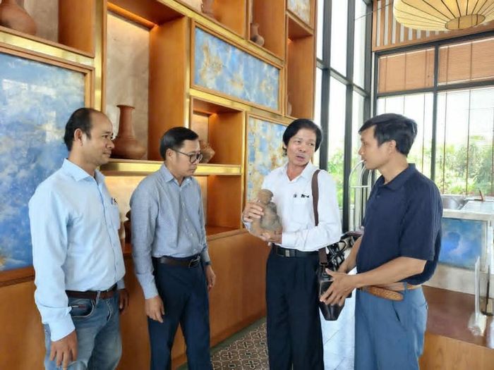 Phóng viên Văn Hóa trao đổi với các nhà nghiên cứu về giá trị của gốm men Chăm