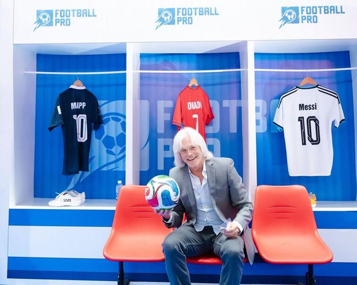 Leslie Gilliams trải nghiệm booth game Football Pro tại The Grand Esports 2026.
