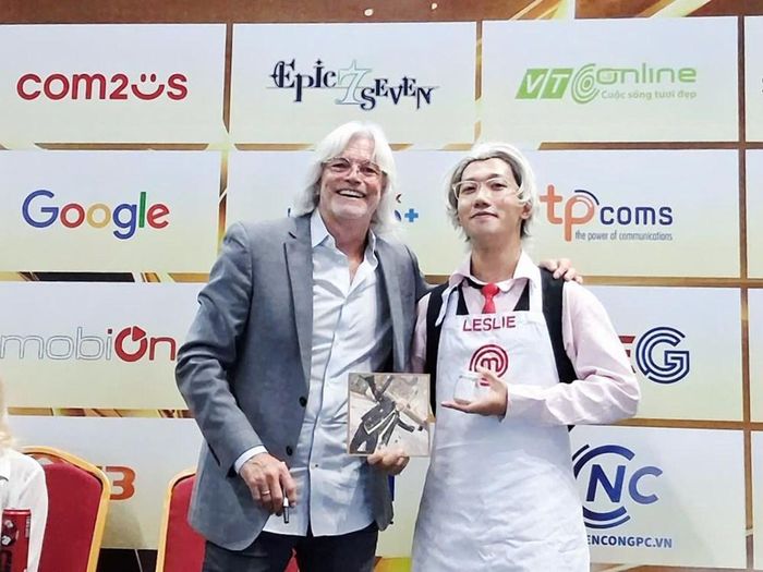Leslie Gilliams chụp ảnh cùng người hâm mộ cosplay hình tượng của ông tại The Grand Esports 2026. Ảnh: BTC.