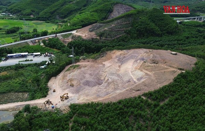 Công trình nút giao trên cao tốc Cam Lộ - La Sơn, đoạn qua phường Kim Long (TP. Huế) hiện đang tạm dừng thi công để chờ điều chỉnh thiết kế