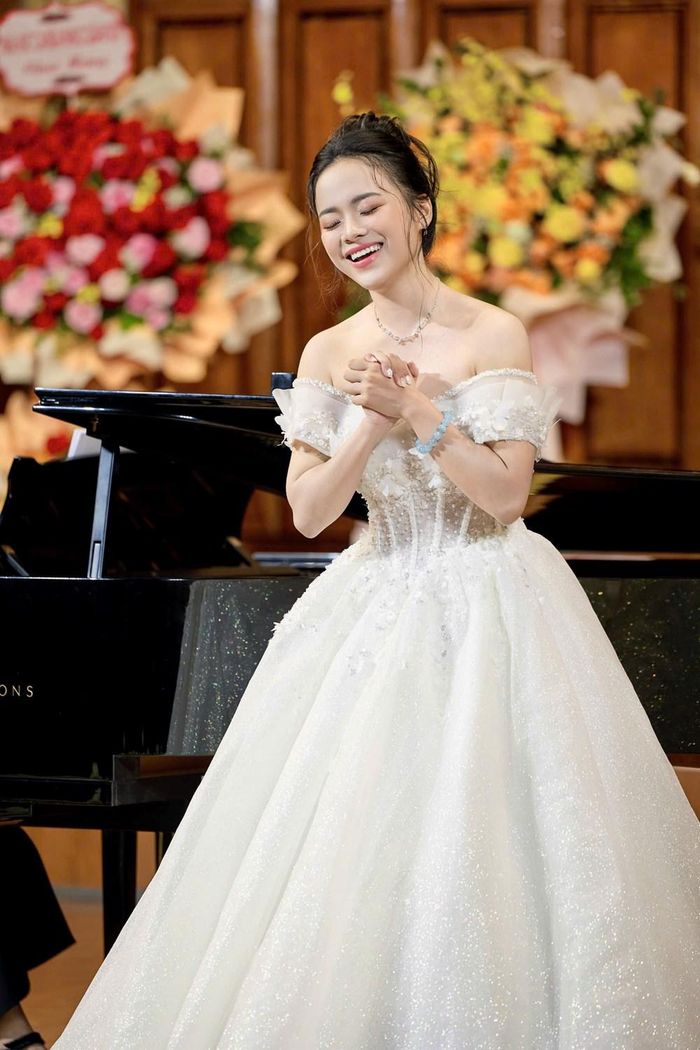 Ngay từ nhỏ Thục Anh đã bộc lộ niềm yêu thích và năng khiếu ca hát
