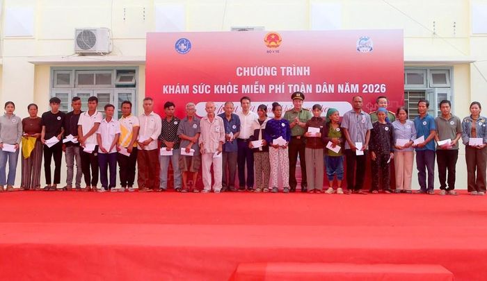 Phó Chủ tịch UBND TP. Huế Trần Hữu Thùy Giang và đại diện Công an TP. Huế tặng quà cho người dân có hoàn cảnh khó khăn tại xã Bình Điền. Ảnh: CTV