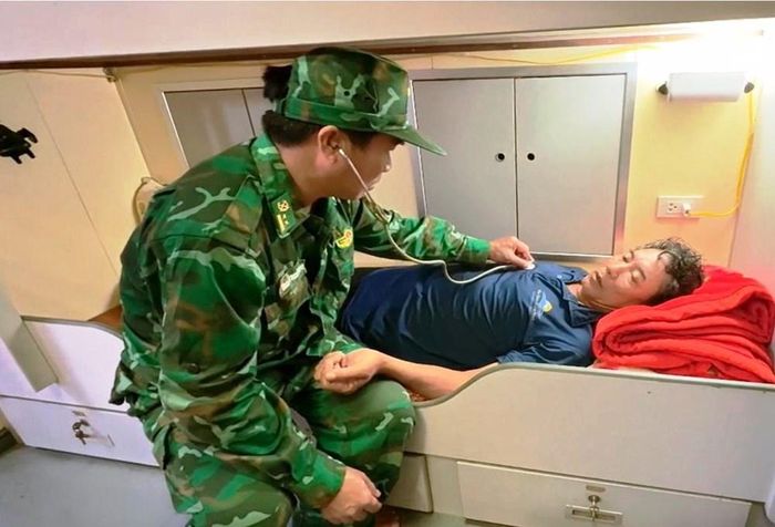 Lực lượng Quân y Bộ đội Biên phòng tỉnh An Giang chăm sóc, theo dõi sức khỏe người gặp nạn