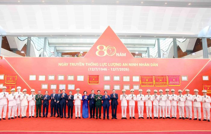 Tổng Bí thư, Chủ tịch nước Tô Lâm với các đại biểu dự Lễ kỷ niệm 80 năm Ngày truyền thống lực lượng An ninh nhân dân (12/7/1946 - 12/7/2026). Ảnh: Phạm Kiên - TTXVN
