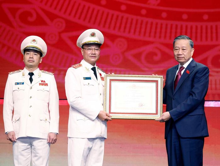 Tổng Bí thư, Chủ tịch nước Tô Lâm trao tặng Huân chương Sao vàng cho Lực lượng An ninh nhân dân. Ảnh: Thống Nhất – TTXVN