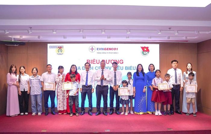 Tổng giám đốc EVNGENCO1 trao biểu trưng cho các gia đình tiêu biểu