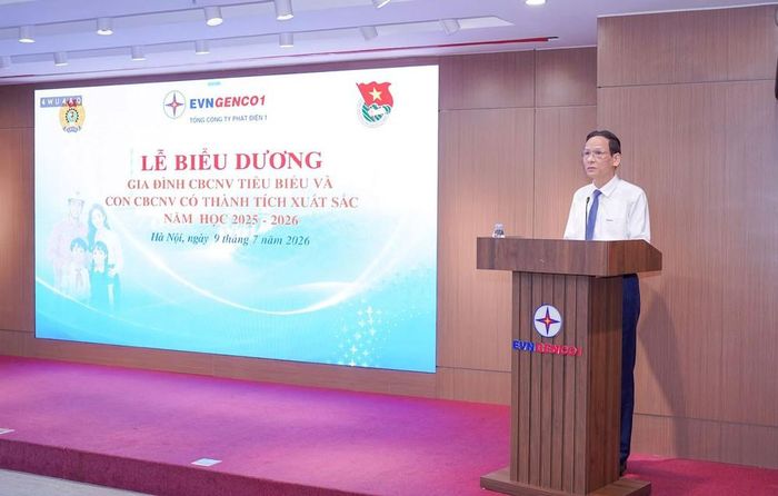 Đồng chí Trần Doãn Thành - chủ tịch Công đoàn EVNGENCO1 phát biểu tại buổi lễ