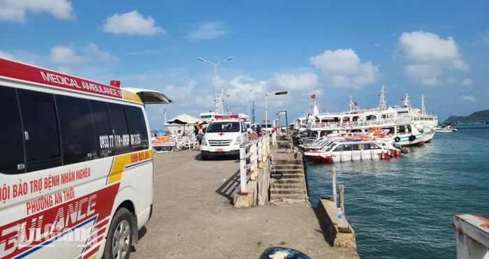 Lực lượng chức năng đang khẩn trương cứu hộ, cứu nạn vụ lật ca nô. Ảnh: Báo An Giang