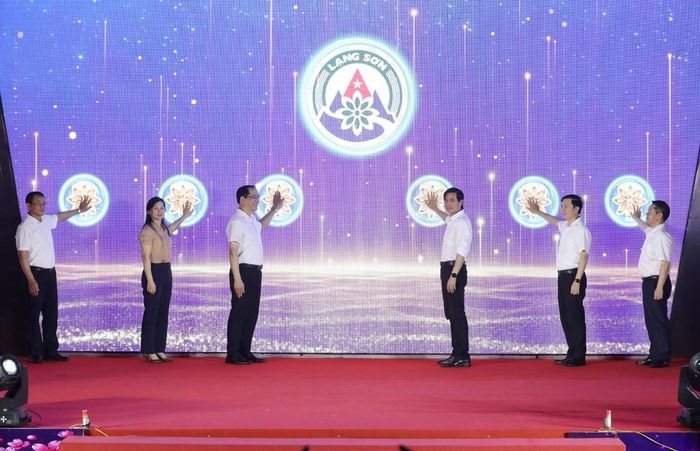 Các đại biểu thực hiện nghi thức khai trương Không gian văn hóa Hùng Vương. Ảnh: Anh Tuấn – TTXVN