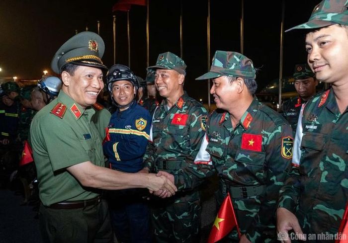Thứ trưởng Bộ Công an Lê Văn Tuyến chúc mừng các thành viên trong Đoàn CNCH Việt Nam hoàn thành xuất sắc nhiệm vụ quốc tế trở về