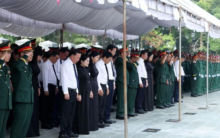 Phó Thủ tướng Nguyễn Văn Thắng và các đại biểu dành một phút mặc niệm tri ân các anh hùng liệt sĩ - Ảnh VGP/Đức Tuân