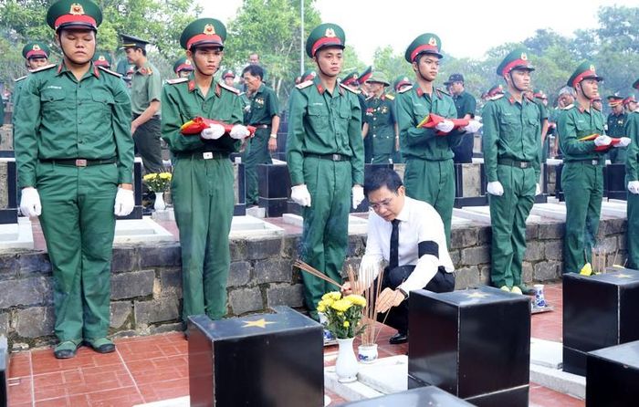 Phó Thủ tướng Nguyễn Văn Thắng thắp hương tại các mộ liệt sĩ - Ảnh VGP/Đức Tuân