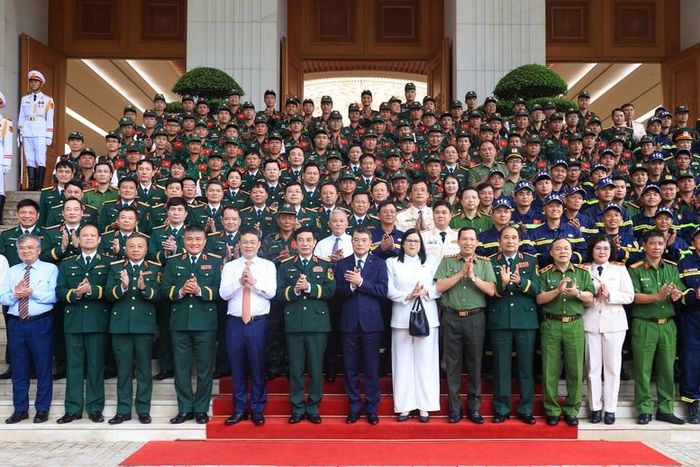 Thủ tướng Lê Minh Hưng và các đại biểu, cán bộ, chiến sĩ tại lễ tuyên dương - Ảnh: VGP/Nhật Bắc