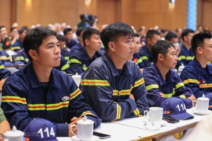 Chính phủ Venezuela đã trao Huy chương "Anh hùng Venezuela" hạng Nhất cho tập thể, Huy chương "Anh hùng Venezuela" hạng Nhì cho toàn bộ 124 thành viên Đoàn công tác hỗ trợ Venezuela khắc phục hậu quả động đất - Ảnh: VGP/Nhật Bắc
