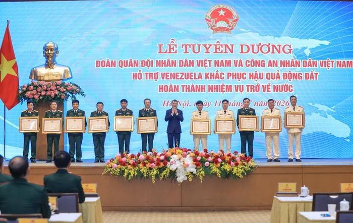 Thủ tướng Lê Minh Hưng trao Huân chương Bảo vệ Tổ quốc hạng Nhì, hạng Ba cho các tập thể tại lễ tuyên dương - Ảnh VGP/Nhật Bắc