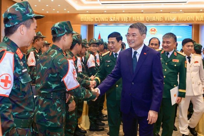 Thủ tướng Lê Minh Hưng, Đại tướng Phan Văn Giang, Ủy viên Bộ Chính trị, Phó Thủ tướng Chính phủ, Bộ trưởng Bộ Quốc phòng và các cán bộ, chiến sĩ tại lễ tuyên dương - Ảnh: VGP/Nhật Bắc