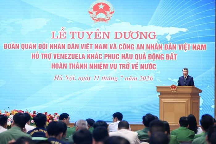 Thủ tướng Lê Minh Hưng đặc biệt biểu dương những cán bộ, chiến sĩ đã trực tiếp làm nhiệm vụ tại các vùng thảm họa - Ảnh: VGP/Nhật Bắc
