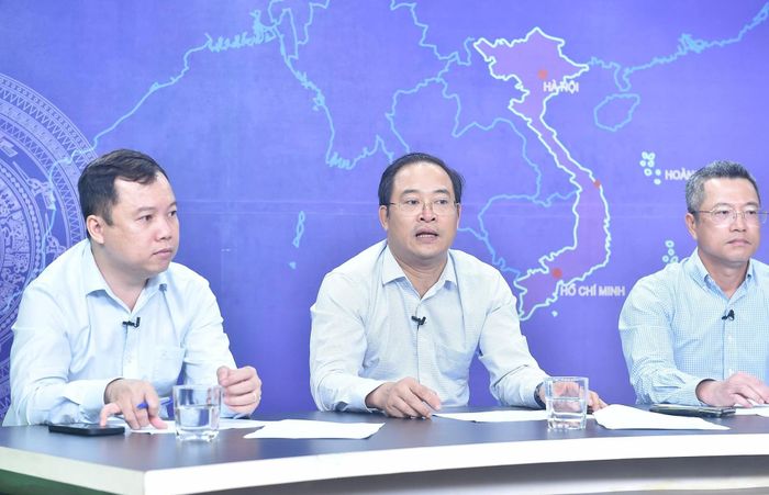 Ông Nguyễn Hoài Nam, Tổng Thư ký Hiệp hội Chế biến và Xuất khẩu Thủy sản Việt Nam (ngồi giữa) trao đổi tại Tọa đàm.