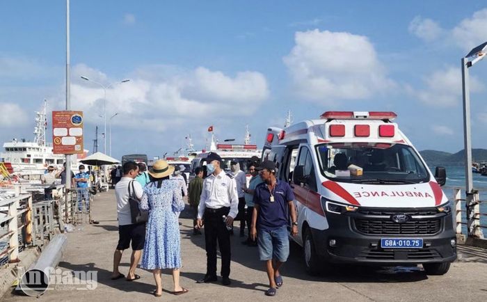 Lực lượng chức năng đang khẩn trương cứu hộ, cứu nạn vụ lật ca nô. Ảnh Báo An Giang