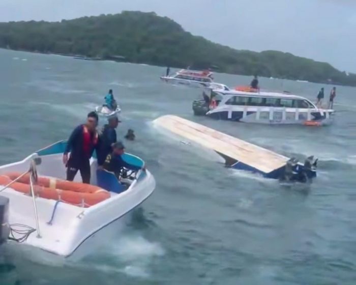 Các lực lượng cứu hộ chiếc ca nô bị lật tại khu vực biển phía Nam đặc khu Phú Quốc. Ảnh Báo An Giang