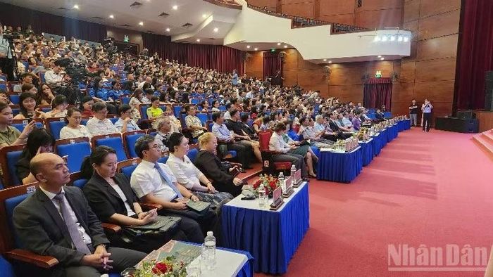 Các đại biểu tại chương trình.