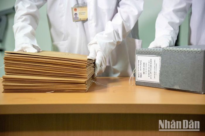 Hồ sơ lưu giữ những văn bản thể hiện chính sách, tình cảm của Đảng và Bác Hồ đối với thương binh, liệt sĩ. (Ảnh: MINH DUY)