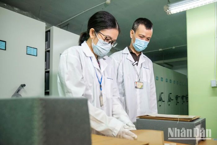 Các cán bộ lưu trữ đang ngày đêm tra cứu, đối chiếu từng trang văn bản để cung cấp thông tin chính xác nhất cho thân nhân liệt sĩ. (Ảnh: MINH DUY)