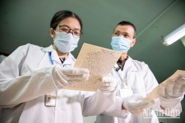 Những cuốn sổ tay ghi chép những tâm tư, tình cảm và cả những hy vọng về ngày thống nhất. (Ảnh: MINH DUY)