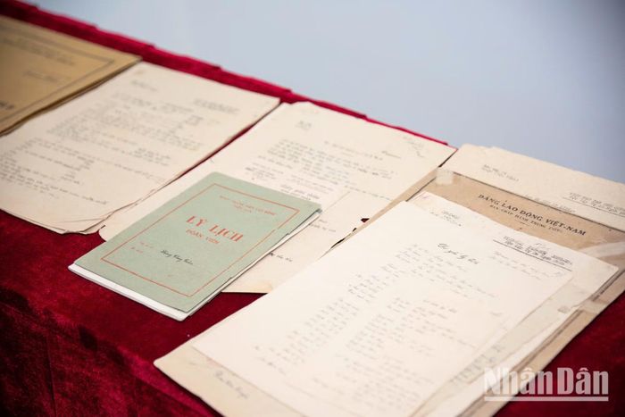 Trước khi lên đường, mọi giấy tờ cá nhân phải gửi lại để bảo đảm bí mật tuyệt đối cho nhiệm vụ. (Ảnh: MINH DUY)