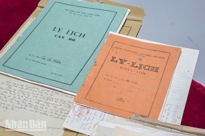 Những tài liệu phản ánh trình độ học tập, sẵn sàng phục vụ công cuộc kiến thiết đất nước sau ngày hòa bình. (Ảnh: MINH DUY)