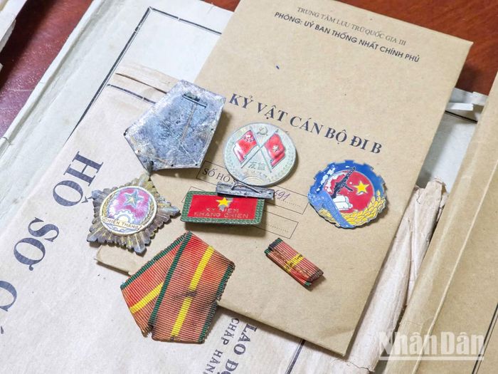 Những danh hiệu cao quý được lưu giữ trong hồ sơ, minh chứng cho những chiến công hiển hách của cán bộ. (Ảnh: MINH DUY)