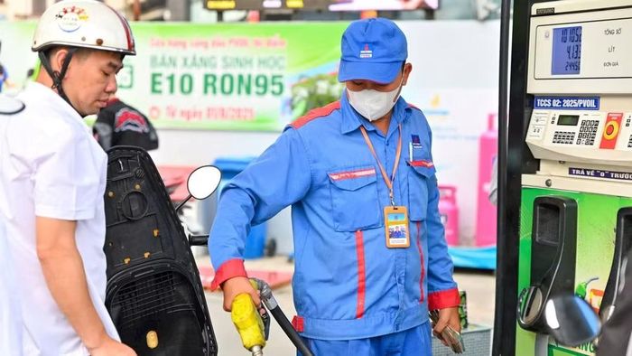 Người dân trên địa bàn Hà Nội mua xăng E10.