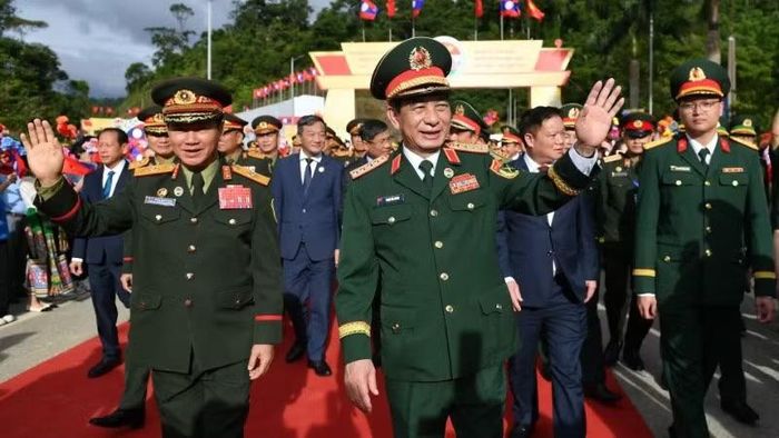 Đại tướng Phan Văn Giang và Đại tướng Khamliang Outhakaysone tại sự kiện. (Ảnh: THẾ ĐẠI)
