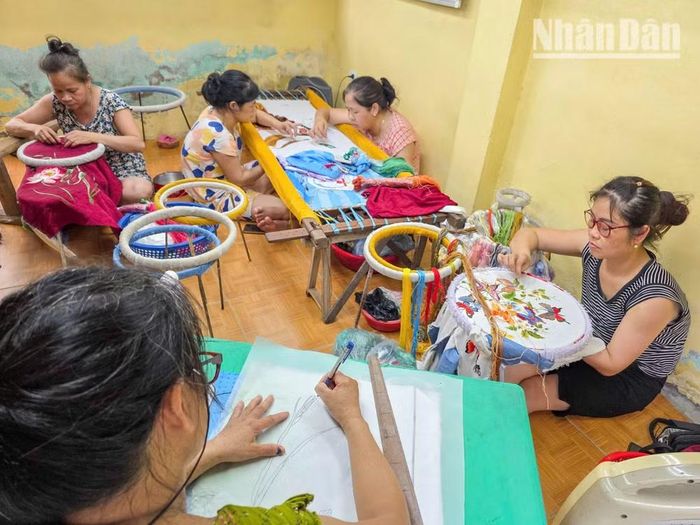 Làm gia công thêu tay tuy có nhiều đổi mới trong sáng tạo về những loại hình sản phẩm mới, nhưng thu nhập chưa thật sự thu hút lao động trẻ trong làng.