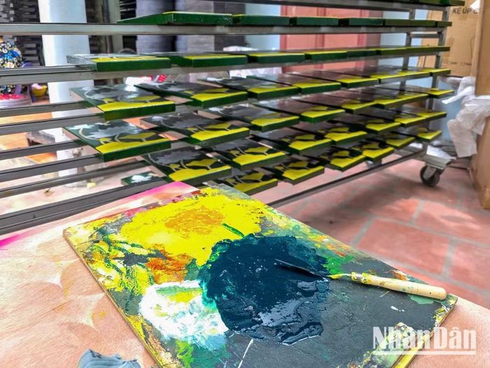 Làm các sản phẩm sơn mài thủ công đòi hỏi sự kiên trì và tỉ mẩn trong từng bước thực hiện, trong khi người lao động trẻ có xu hướng tìm kiếm những công việc trẻ trung hơn, năng động hơn.
