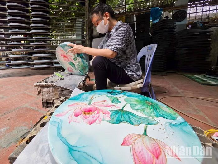 Người trẻ trong làng Hạ Thái lựa chọn đi làm công nhân tại các khu công nghiệp lân cận trong khu vực, thay vì ngồi "mài dũa" từng sản phẩm thủ công truyền thống.