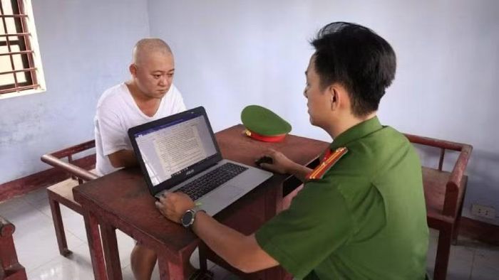 Công an làm việc với một đối tượng trong đường dây. (Ảnh: Công an Quảng Trị)