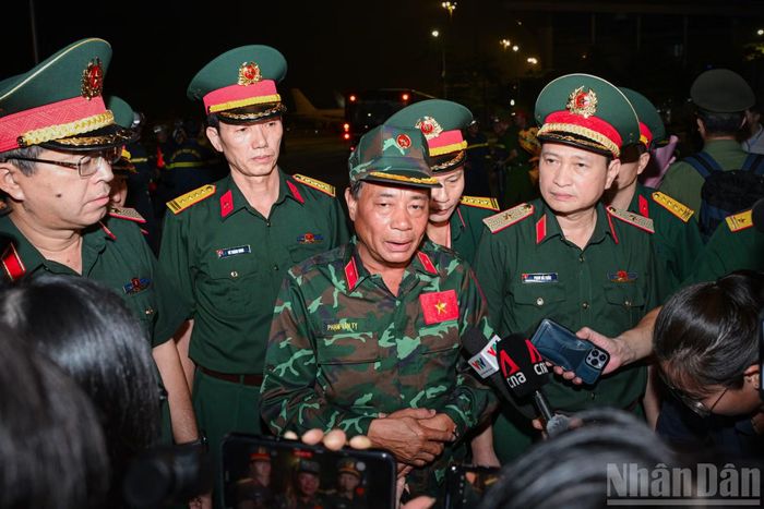 Bên cạnh đó, Đoàn còn tổ chức khám bệnh, cấp phát thuốc miễn phí, tặng quà và hỗ trợ người dân địa phương di chuyển tài sản.