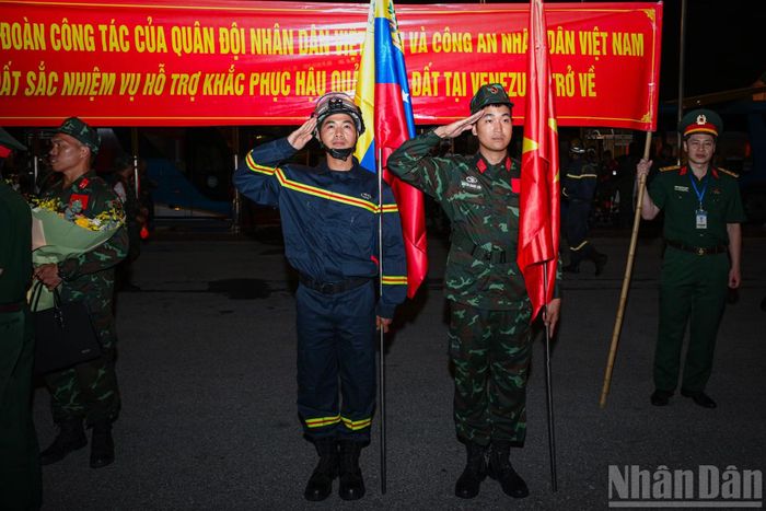 Ghi nhận những đóng góp của đoàn Việt Nam, Venezuela đã trao Huy chương "Anh hùng Venezuela" hạng Nhất cho tập thể đoàn; Huy chương "Anh hùng Venezuela" hạng Nhì cho toàn bộ 124 thành viên và Huân chương "Công trạng phục vụ" cho đội chó nghiệp vụ.