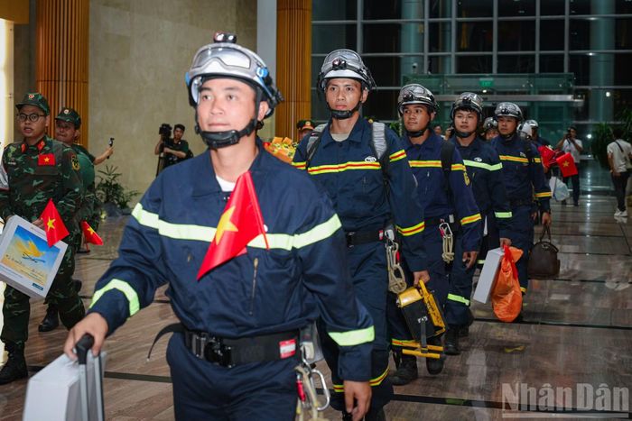 Sự hiện diện của đoàn Việt Nam cùng các đội cứu hộ quốc tế đã mang lại niềm hy vọng cho người dân sở tại, cho thấy quốc gia Nam Mỹ không đơn độc trong cuộc chiến khắc phục hậu quả thiên tai.