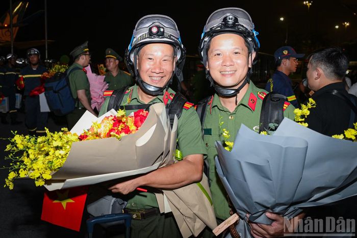 Những đóa hoa tươi thắm, những nụ cười rạng rỡ của các cán bộ, chiến sĩ khi trở về.