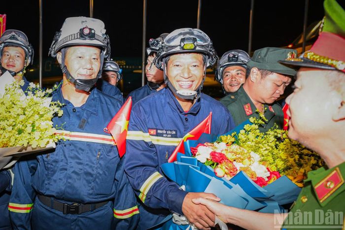 Nụ cười ngày trở về của chiến sĩ lực lượng phòng cháy, chữa cháy và cứu nạn, cứu hộ (Bộ Công an) tham gia đoàn công tác tại Venezuela.