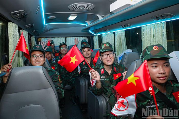 Cả 2 đoàn công tác cứu hộ cứu nạn của Bộ Quốc phòng và Bộ Công an gồm 124 người mang theo lá cờ đỏ sao vàng trở về nước an toàn.