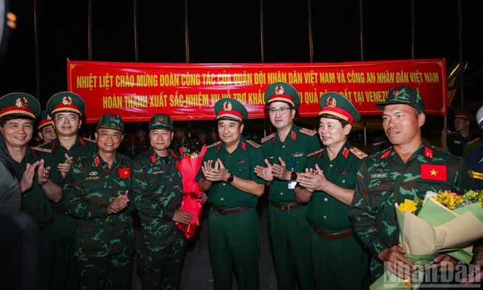 Trước khi lên đường về nước, đoàn đã trao tặng trang thiết bị y tế, thuốc men, lương thực, lều bạt và quyên góp 15.000 USD để hỗ trợ chính phủ và nhân dân Venezuela khắc phục hậu quả thiên tai.